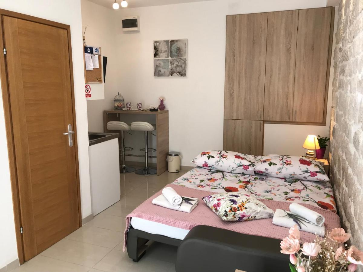 Studio Apartment Legcevic Каштела Экстерьер фото